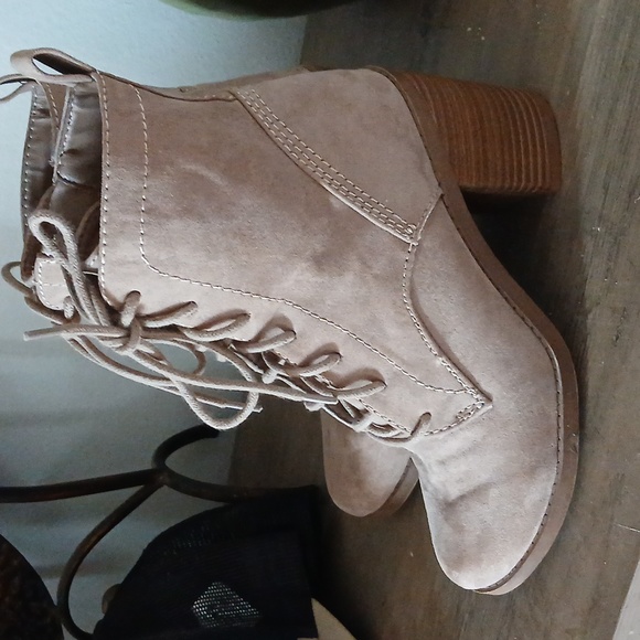 ❤️Universal Thread tan booties - Picture 2 of 7